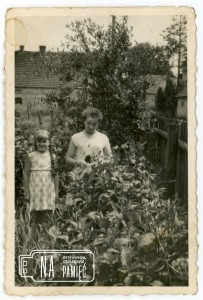 1961. W ogrodzie, od lewej: Teresa Szulc i Irena Szulc